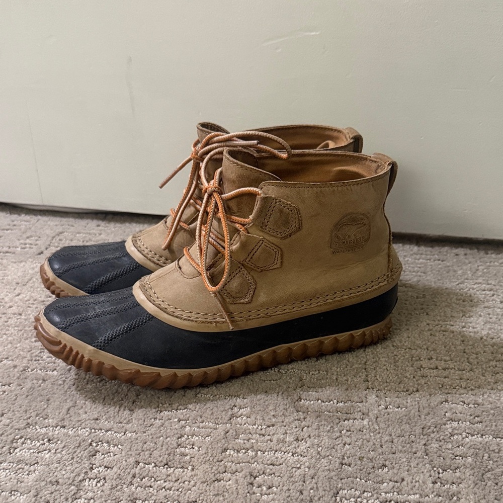 Sorel Tan and Black Duck Boots